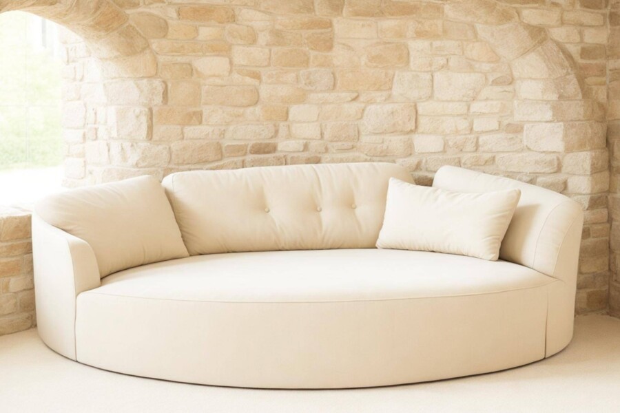 Pufa Lori Velvet beżowa 39x39 jako nowoczesny akcent w Twoim wnętrzu