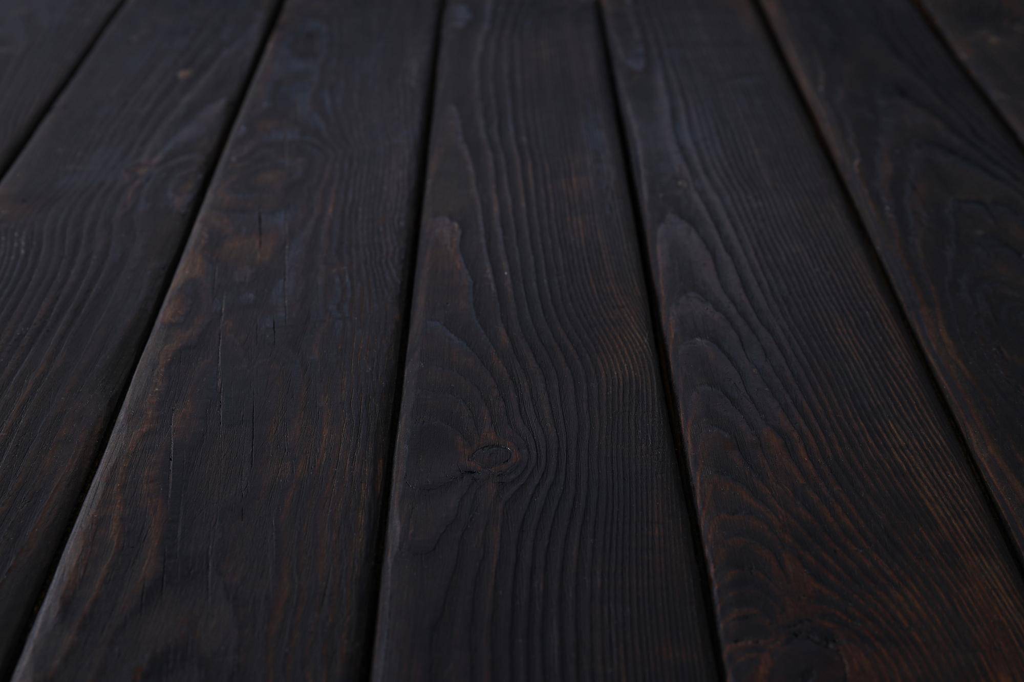 Stół Puro z okleiną naturalną dąb czarny 60x60 w roli głównej w Twoim wnętrzu