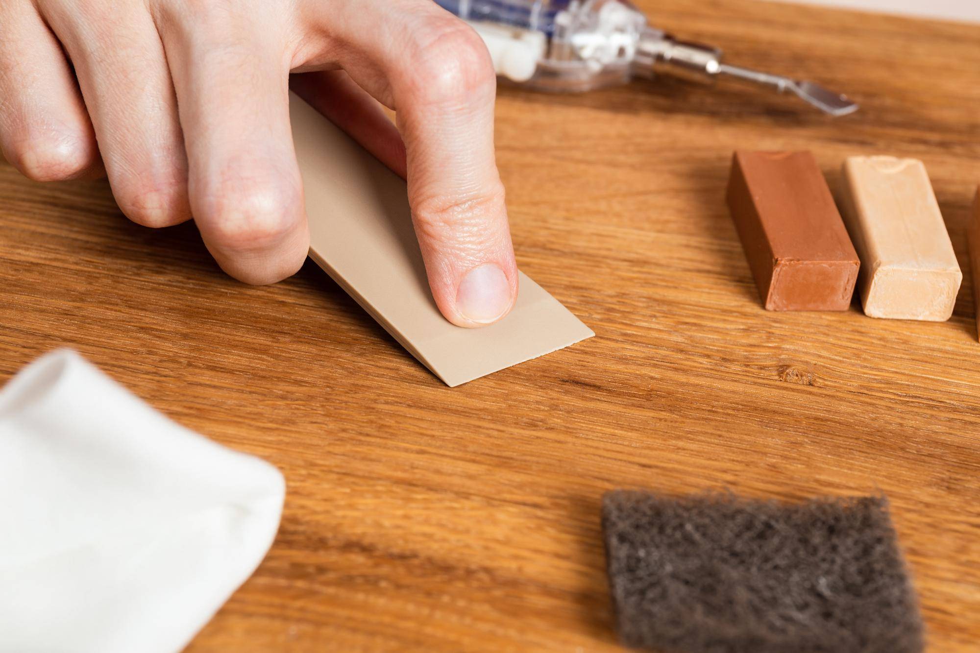 Jak wyszlifować plaster drewna by uzyskać idealnie gładką powierzchnię?